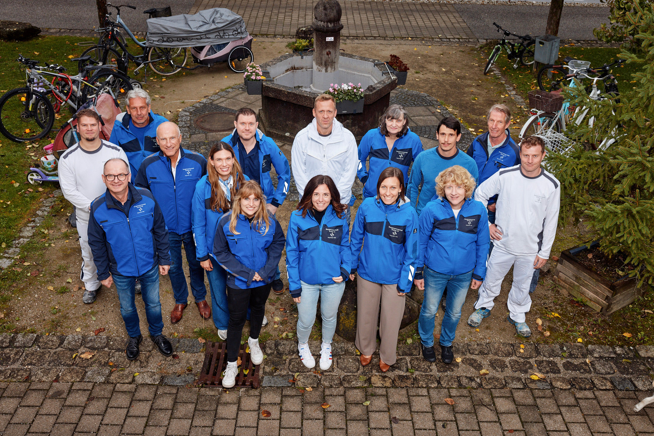 Das Team der Baugenossenschaft im Innenhof