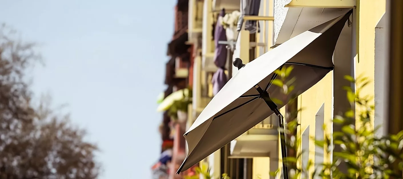 Sonnenschirm auf einem Balkon