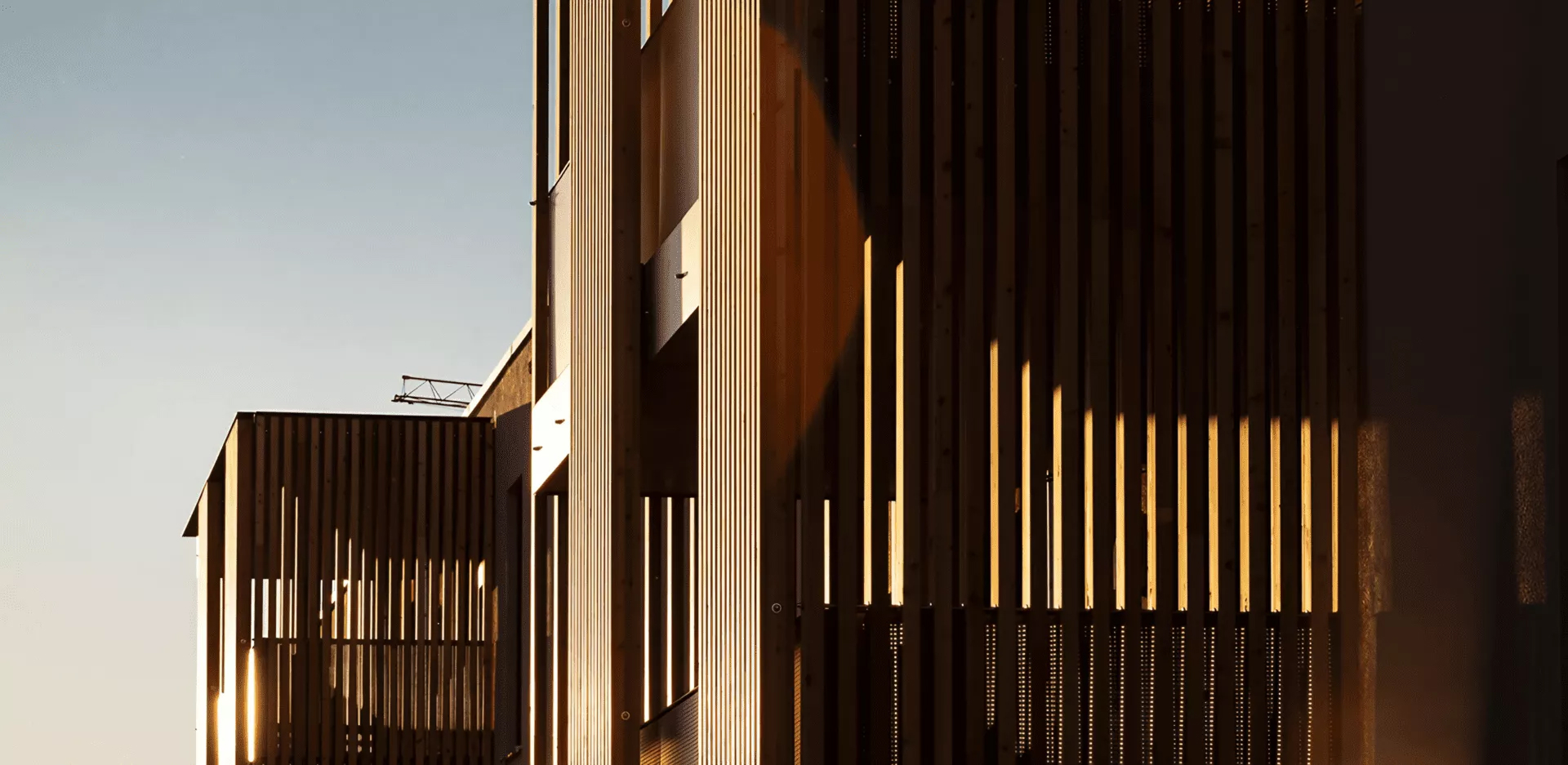 Detail einer Holzfassade im Abendlicht